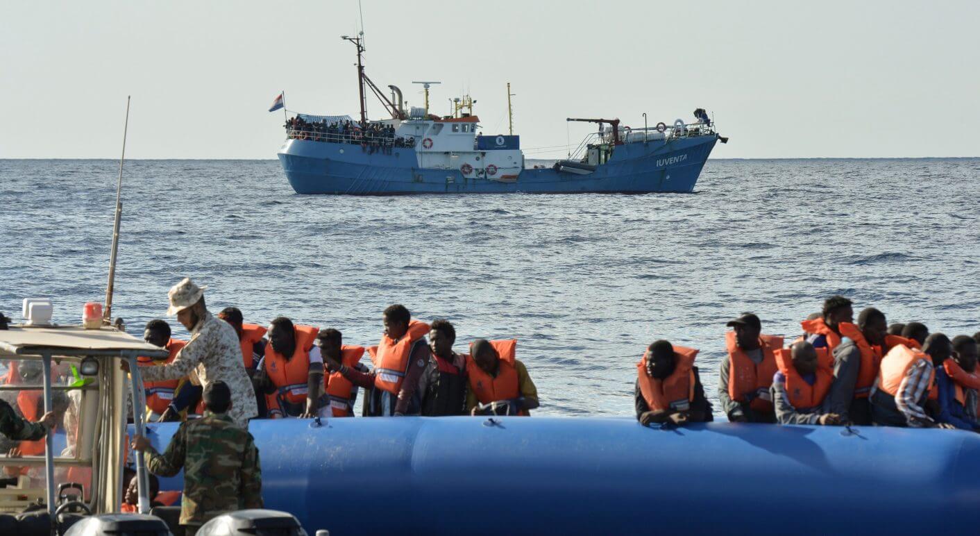 Rettungsaktion für Geflüchtete im offenen Meer. © Andreas Solar / AFP